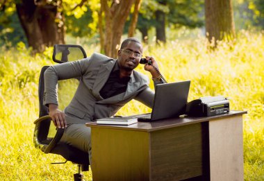 Afrika buisnessman Park'ta çalışma. Uzak iş kavramı.