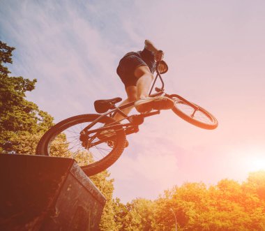 Skate Park BMX sürme genç.