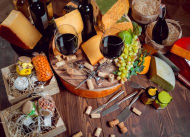 Güzel ve zengin kompozisyon çeşitli peynir ve şarap ile fındık ve üzüm ile