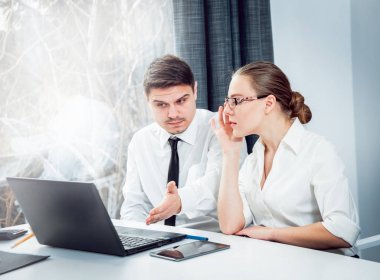 Ofis strateji tartışmaya işadamı ile kadın Danışmanı