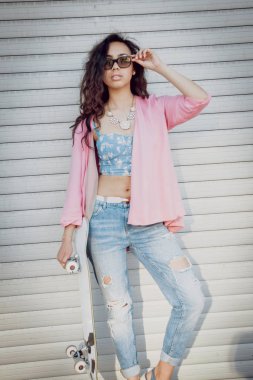 Gündelik kıyafeti açık havada kaykay ile poz Orta Doğu görünümü ile güzel kız