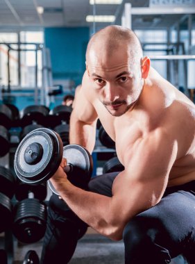 Kaslı adam halter salonunda ile yapıyor