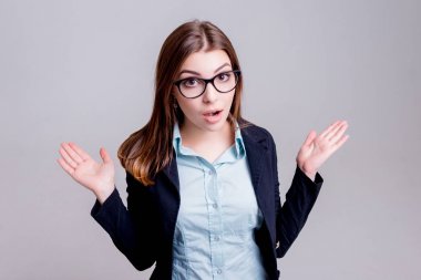 Önce hafif gri duvar gözlüklü genç iş kadını