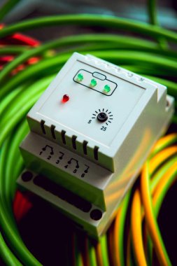 Elektrik donatımın kapatın. Çok renkli kablolar.