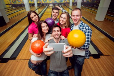 Bowling salonu selfie yapıyor, neşeli arkadaşları