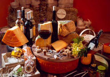 Güzel ve zengin kompozisyon çeşitli peynir ve şarap ile fındık ve üzüm ile