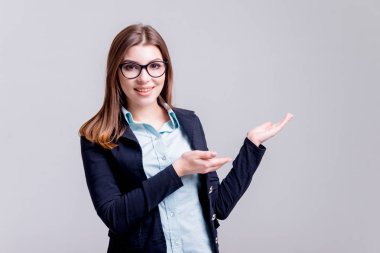 Önce hafif gri duvar gözlüklü genç iş kadını