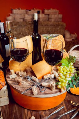 Peynir ve şarap karanlık bir tablo.
