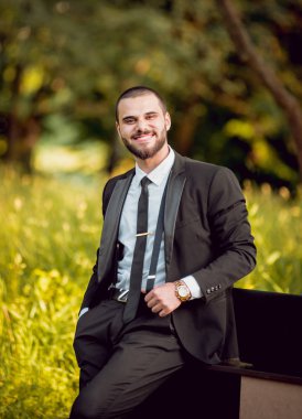 Genç buisnessman Park'ta çalışma sakallı. Uzak iş kavramı.