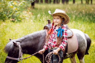 Midilli Park ile yürüme kovboy şapkalı örgü ile küçük kız