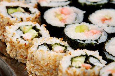 Şuşi tabak karides ile.