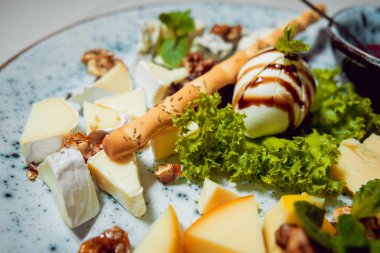 peynir çeşitli eklemelerle tabağa dilimlenmiş