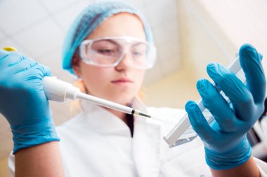 Laboratuvar çalışmalarında güler Medic personeli