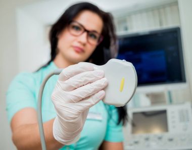 Ultrason tarayıcı bir doktor elinde. Tanılama. Ultrason.