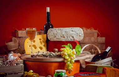 Güzel ve zengin kompozisyon çeşitli peynir ve şarap ile fındık ve üzüm ile