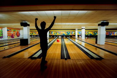 Beyaz delikanlı bowling kulübünde eğleniyor
