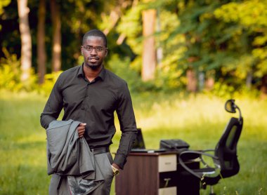 Afrika buisnessman Park'ta çalışma. Uzak iş kavramı.