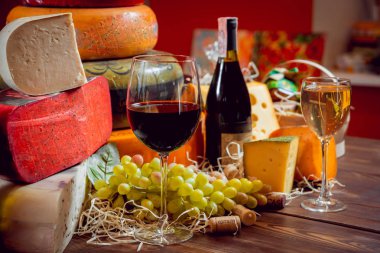 Güzel ve zengin kompozisyon çeşitli peynir ve şarap ile fındık ve üzüm ile