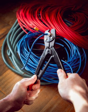 Elektrik donatımı. Elektrik kablo ve crimper.