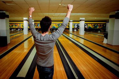 Beyaz delikanlı bowling kulübünde eğleniyor