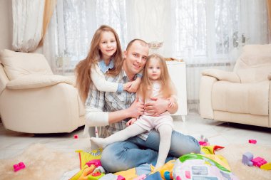 Babası evde çocuklarla oynarken