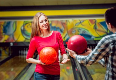 Neşeli beyaz arkadaş bowling kulübünde eğleniyor