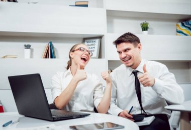 Ofis strateji tartışmaya işadamı ile kadın Danışmanı