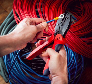 Elektrik donatımı. Elektrik kablo ve crimper.