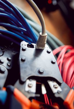 Elektrik donatımı. Elektrik kablo ve crimper.