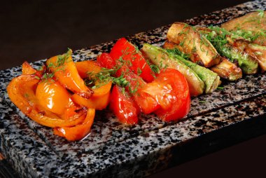 Mermer tabak sebze. Yumurta-bitkiler, domates, biber