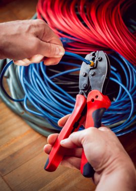 Elektrik donatımı. Elektrik kablo ve crimper.