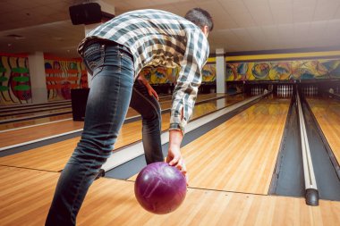 Beyaz delikanlı bowling kulübünde eğleniyor