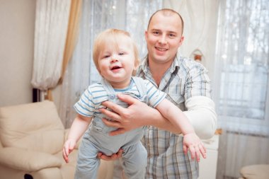 Baba evde oğluyla oynuyor..