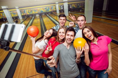 Bowling salonu selfie yapıyor, neşeli arkadaşları