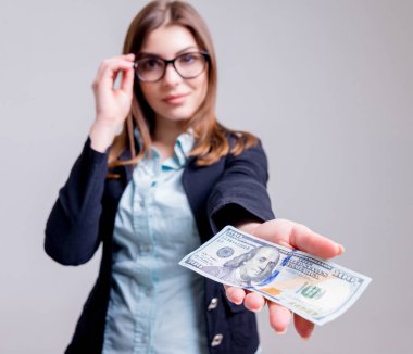 İşkadını gözlüklü yüz dolarlık banknot ile