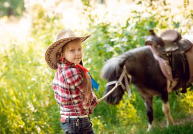 Midilli Park ile yürüme kovboy şapkalı örgü ile küçük kız