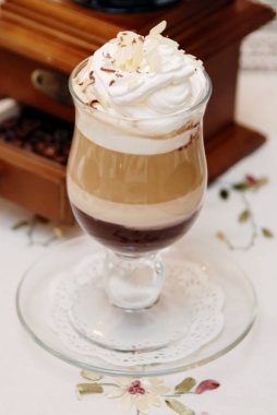 Kahve Dondurma yemek masası üzerinde. Restoran