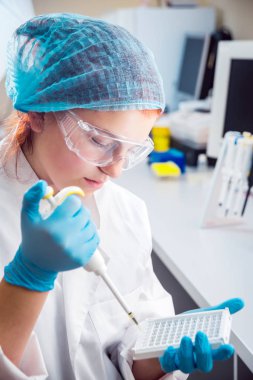 Laboratuvar çalışmalarında güler Medic personeli