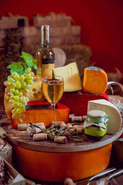 Güzel ve zengin kompozisyon çeşitli peynir ve şarap ile fındık ve üzüm ile