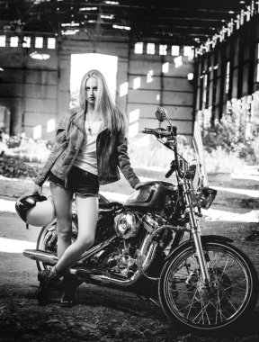 Genç sarışın kadın Motosiklet ile poz.