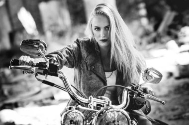 Genç sarışın kadın Motosiklet ile poz.