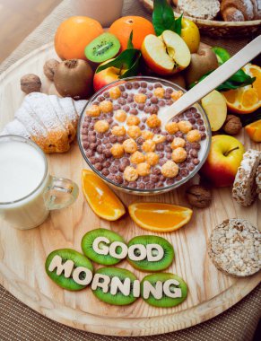 Süt, meyve ve müsli ile sağlıklı kahvaltı