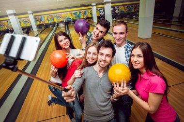 Bowling salonu selfie yapıyor, neşeli arkadaşları