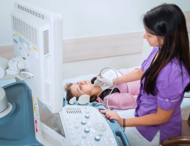 Doktor ve hasta. Ultrason cihazları. Teşhisler. Sonografi.
