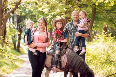 Midilli atı Park ile neşeli aile yürür