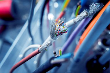 Elektrik donatımın kapatın. Çok renkli kablolar.