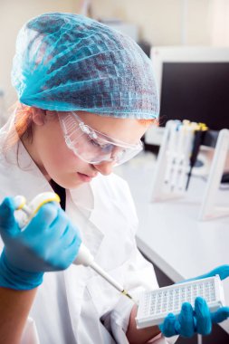 Laboratuvar çalışmalarında güler Medic personeli