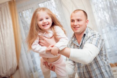 Kızı evde baba plaing