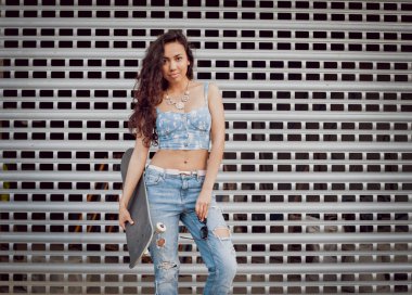 Genç karışık yarış kız açık havada kaykay ile poz