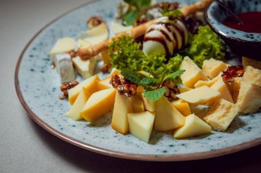 peynir çeşitli eklemelerle tabağa dilimlenmiş